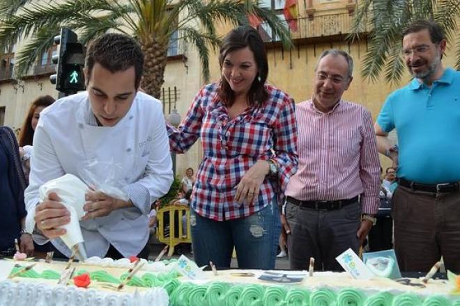 Испанский кулинар испек самый большой в мире торт